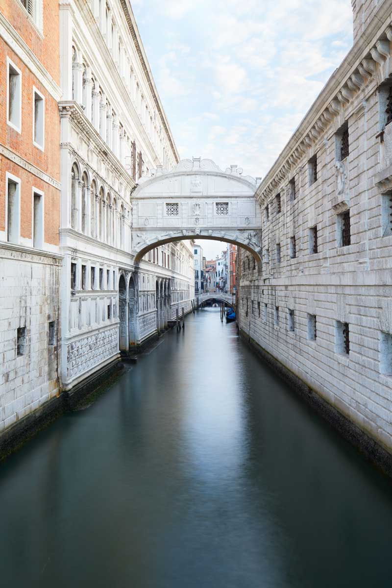 bridge-of-sighs-and-calm-water-in-venice-italy
