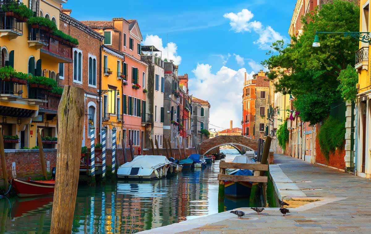 colorful-houses-along-the-canal-in-venice-Italy