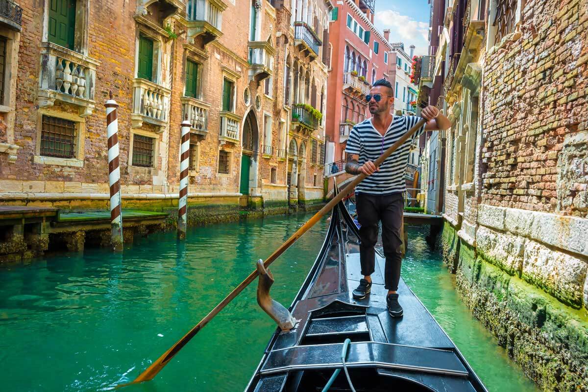gondolier-on-canal-of-venice-italy