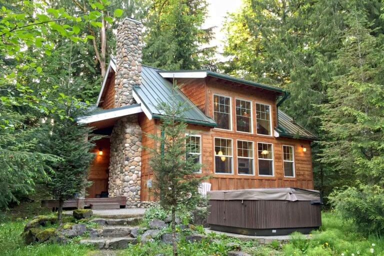 25+ Most Romantic Cabins in Washington State (& Best Cabins for Groups)